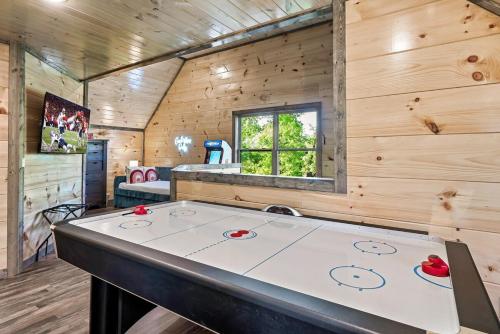 Imagine din galeria proprietății 3 Bears Retreat! Luxury Indoor Pool Sauna în Sevierville