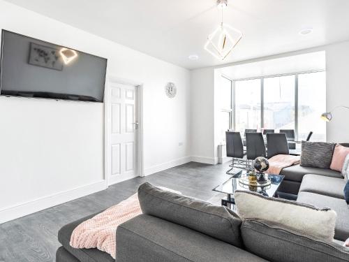 TV a/nebo společenská místnost v ubytování Sea View Apartment One - Uk36846