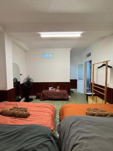 una habitación con dos camas en una habitación en The Market House, en Da Lat
