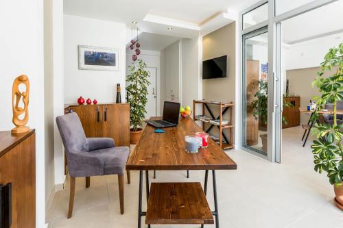 カシュにあるErdem City Apartのリビングルーム(木製テーブル、椅子付)