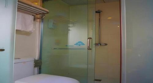 une salle de bain avec une douche en verre et des toilettes dans l'établissement GreenTree Inn Xi'an Bell and Drum Tower Food Street Ancient City Wall Ximen Express Hotel, à Xi'an