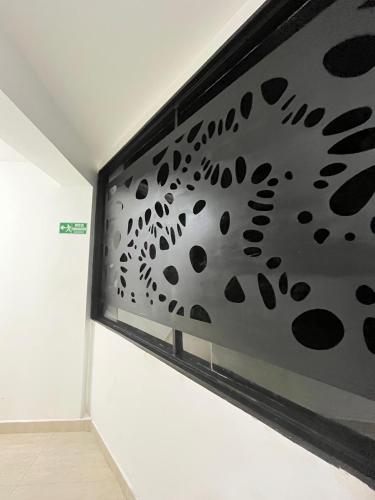 a wall with a black and white pattern on it at Hotel Roma VIP Pereira in Pereira