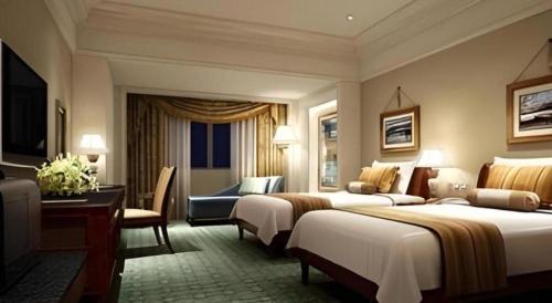 a hotel room with two beds and a desk at Zhengzhou Yiquan International Hotel in Zhengzhou