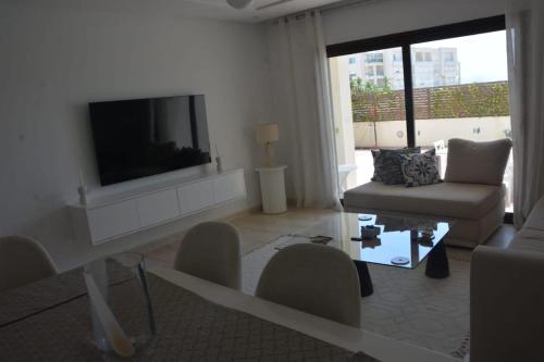 Televisyen dan/atau pusat hiburan di Luxurious Apartment in Gammarth Touristique