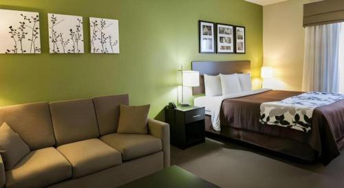 Ένα ή περισσότερα κρεβάτια σε δωμάτιο στο Sleep Inn & Suites