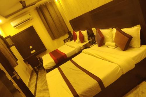 two beds in a hotel room next to each other at Hotel Siddharth A Boutique Guest House in New Delhi