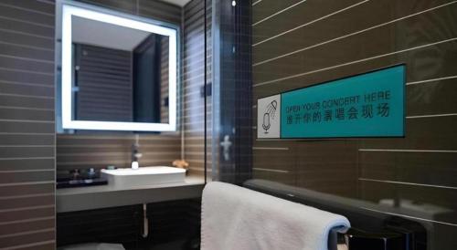 łazienka z umywalką i lustrem w obiekcie Xana Hotelle Jinan Daminghu North Gate w mieście Jinan