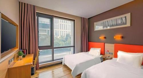 Ένα ή περισσότερα κρεβάτια σε δωμάτιο στο 7Days Premium Nanjing Olympic Sports International Exhibition Center