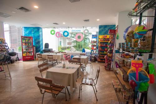 a restaurant with tables and chairs in a room at Condominio en la marina Pacifika in Los Cerritos