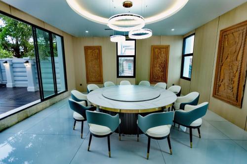 a large dining room with a table and chairs at Xinmylin Boutique in North Pattaya
