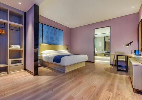 Ένα ή περισσότερα κρεβάτια σε δωμάτιο στο Echarm Hotel Guiyang Qianling Mountain