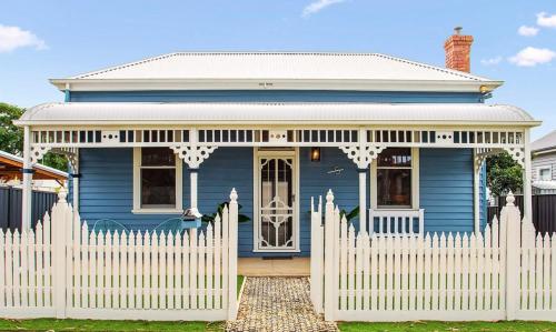 a blue house with a white picket fence at CERULEAN HOUSE - Iconic Renovated Period Home - Close to Everything in Bendigo