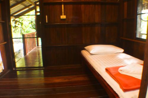 Giường trong phòng chung tại Chestnut Hill Eco Resort Had Yai