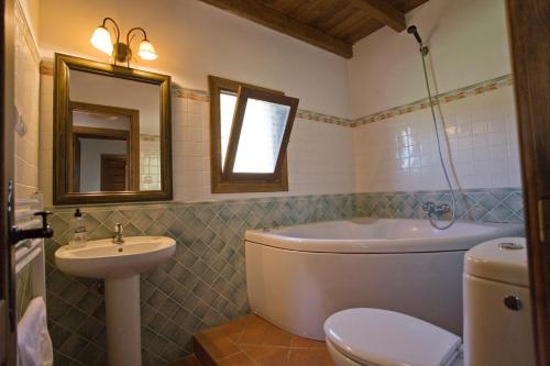 a bathroom with a tub and a sink and a toilet at Apartamento El Mirador Rocabella in El Chorro