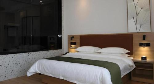 Cama o camas de una habitación en Green Tree Inn Express Inner Mongolia Ulan Qab High-Speed Railway Station