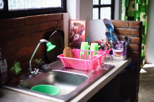 un lavello da cucina con scolapiatti e stoviglie di Find Your Perfect Mountain Retreat at House Earth 