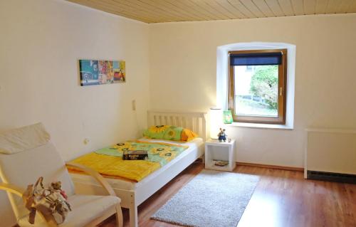 ein kleines Schlafzimmer mit einem Bett und einem Fenster in der Unterkunft Haus Anna in Veldenz