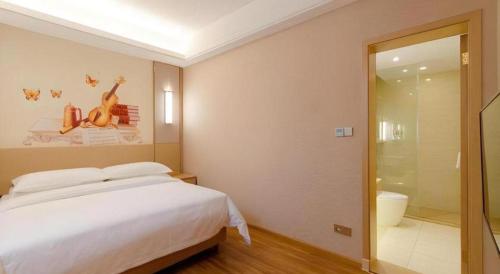 a bedroom with a bed and a walk in shower at Vienna Hotel Yunnan Dali Ancient City Scenic Spot in Dali Ancient Town