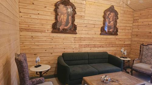 Posezení v ubytování Badri Resort Mana, Badrinath