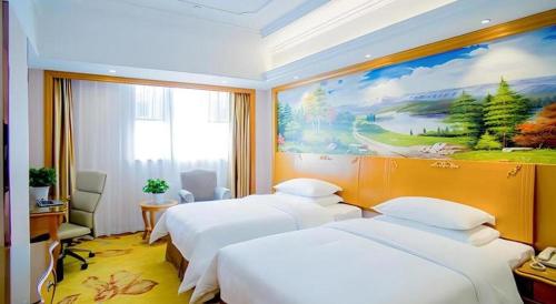 une chambre d'hôtel avec 3 lits et un tableau mural dans l'établissement Vienna Hotel Shanghai Songjiang Market Miaoqian Street, à Chengxi