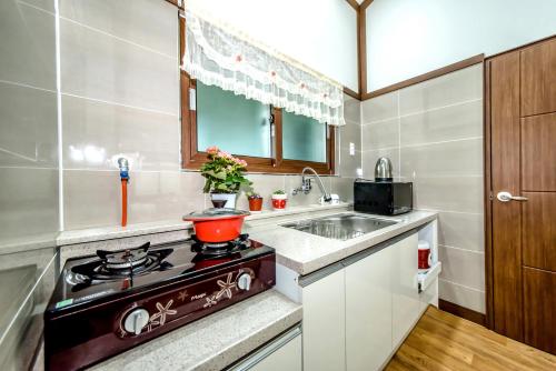 Kuchyň nebo kuchyňský kout v ubytování Jeju Myung House