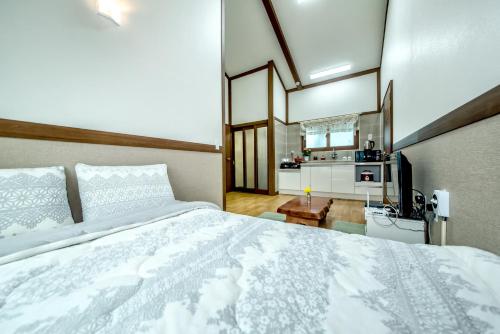 Postel nebo postele na pokoji v ubytování Jeju Myung House