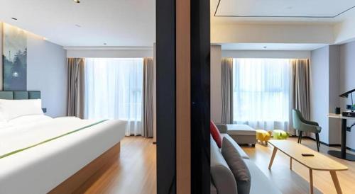 Letto o letti in una camera di GreenTree Inn Jinan West Station Exhibition Center