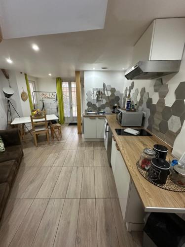 une cuisine et un salon avec un comptoir dans l'établissement Gîte les voisins de la campagne, à Audeville