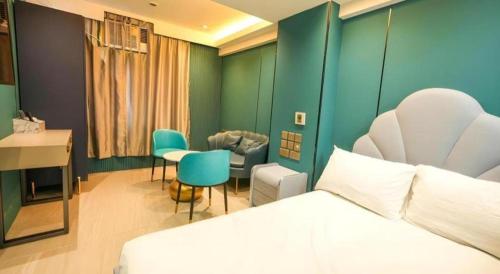 a hotel room with a bed and a table and chairs at Sunny Day Hotel in Hong Kong