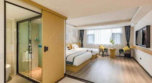 a hotel room with a bed and a bathroom at City Comfort Inn Kunming Dashuying Yejin Hospital Wangdaqiao in Kunming