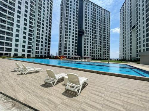 Kolam renang di atau dekat dengan KSL Residence 2 by RR JBcity