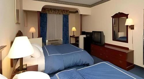 Ένα ή περισσότερα κρεβάτια σε δωμάτιο στο Comfort Suites