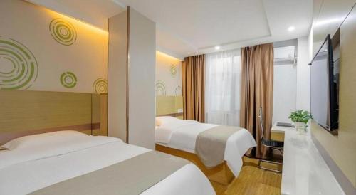 Ένα ή περισσότερα κρεβάτια σε δωμάτιο στο GreenTree Inn High-tech Zone Shandong University Bathing Beach Hotel
