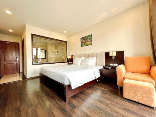 Ein Bett oder Betten in einem Zimmer der Unterkunft Paragon Noi Bai Pool And Best View Airport Hotel