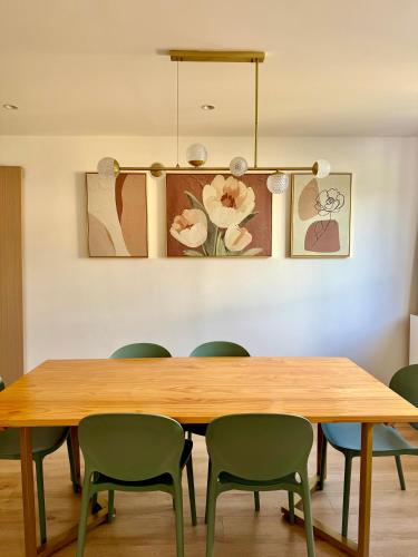 a dining room with a wooden table and chairs at Perle au centre ville avec vue mer et montagne in Saint-Denis