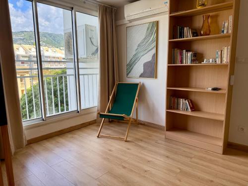 a room with a green easel in front of a window at Perle au centre ville avec vue mer et montagne in Saint-Denis