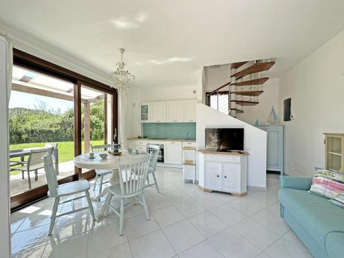 a kitchen and living room with a table and a couch at APPARTAMENTO Relax nel Verde E VICINO AL MARE DI MARCELLI in Marcelli di Numana