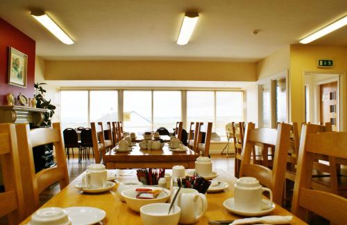 Restoran või mõni muu söögikoht majutusasutuses Teach Greannai Accommodation Pod