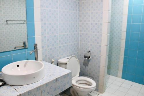 a bathroom with a sink and a toilet at Bangsaen Villa Hotel in Si Racha