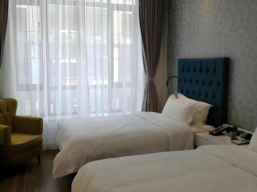 Postel nebo postele na pokoji v ubytování Shanghai Jinchen Hotel