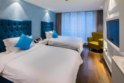 Postel nebo postele na pokoji v ubytování Shanghai Jinchen Hotel