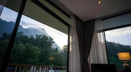 Pemandangan gunung umum atau pemandangan gunung yang diambil dari resort