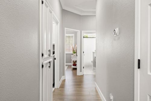Φωτογραφία από το άλμπουμ του Modern & Comfortable with Luxury Master Suite σε Λίνκολν