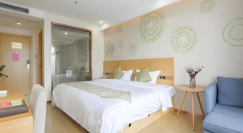 Una cama o camas en una habitación de GreenTree Inn Zhangjiagang Yangshe Old Street Stadium