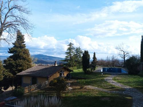 a house with a garden and a swimming pool at Villa Azzurra in Arezzo