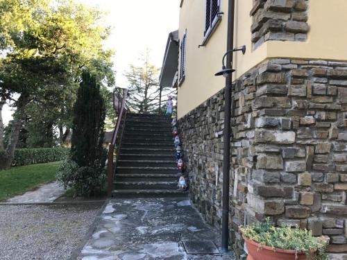 a stone wall and stairs next to a building at Villa Azzurra in Arezzo