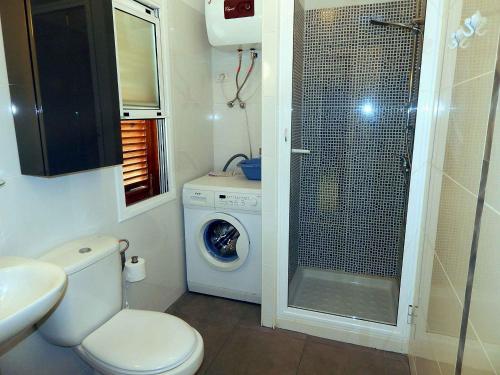 ロス・クリスティアーノスにあるCristianos Beachのバスルーム(トイレ、洗濯機付)