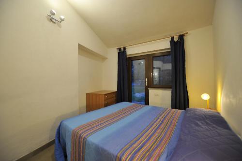 une petite chambre avec un lit et une fenêtre dans l'établissement Rotonda Sul Mare, à Budoni