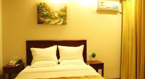 Ένα ή περισσότερα κρεβάτια σε δωμάτιο στο GreenTree Inn Hebei Zhangjiakou Xiahuayuan Xinchen Road Express Hotel