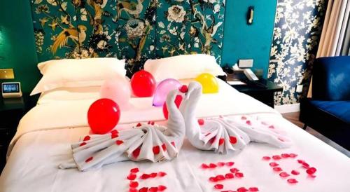 two swans made out of hearts on a bed at Jinjiang Metropolo Hotel - Taizhou Wanda Plaza in Taizhou